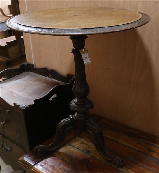 A circular Victorian walnut tripod table W.59.5cm